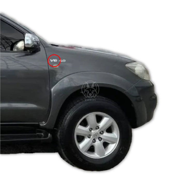 Emblema ’V6’’ Guardafango Delantero Toyota Hilux Fortuner 2006-2017 EMBLEMAS
